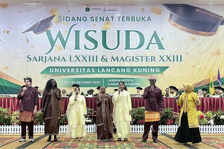 Enam Mahasiswa Internasional Tampil di Acara Wisuda Unilak, Lantunkan Lagu Lancang Kuning